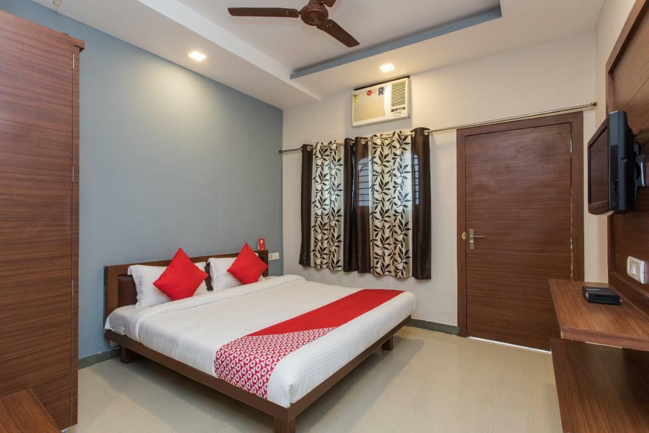 Oyo 17161 Hotel Mahalaxmi อุจเจน ภายนอก รูปภาพ